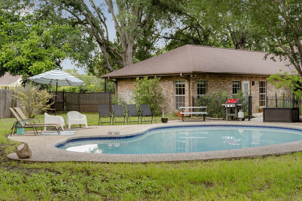 400 Hackberry Street, Lockhart