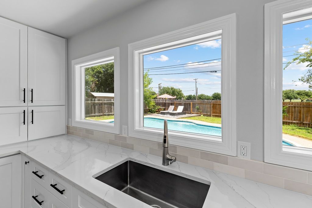 902 Dove Cove, Taylor
