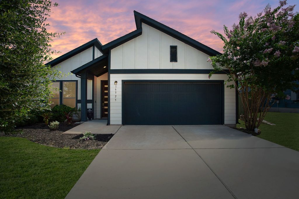 16525 Summery Street, Manor