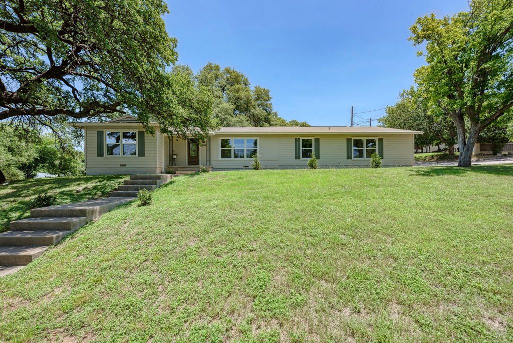 502 W Avenue A, Lampasas