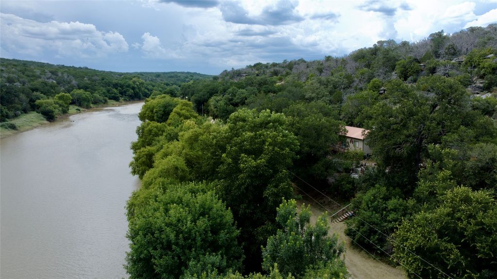 2212 N River Road, Lampasas