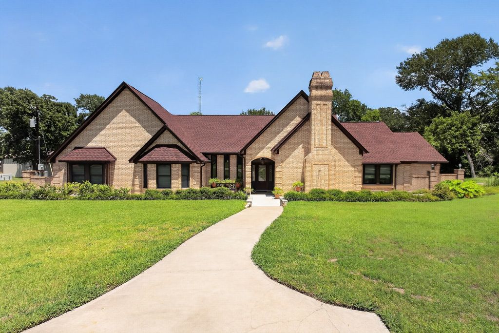 1950 Country Club Road, Brenham