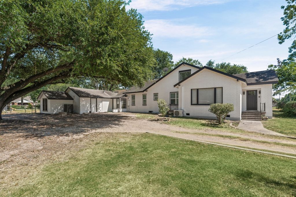 1707 N Travis Avenue, Cameron