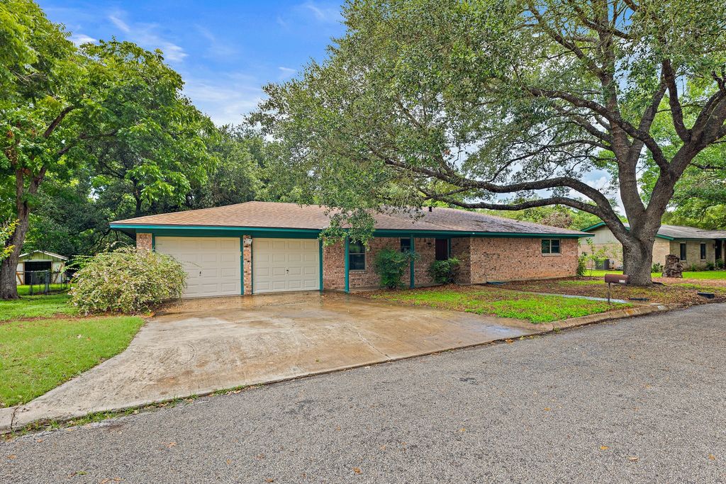 215 Memorial Drive, Luling