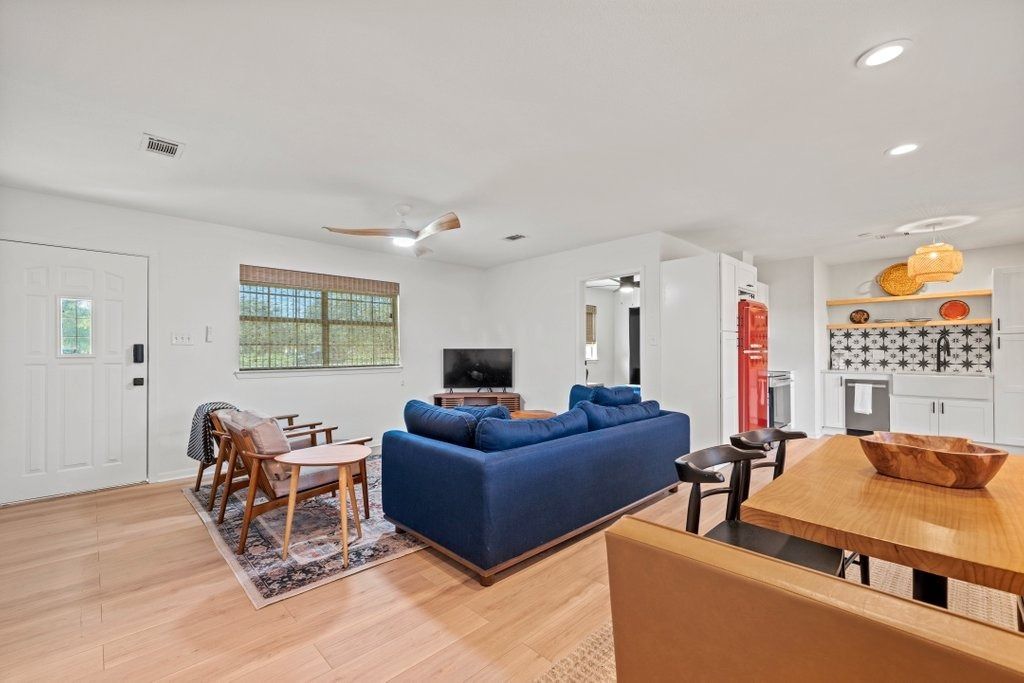 512 W Pecan Drive, Johnson City