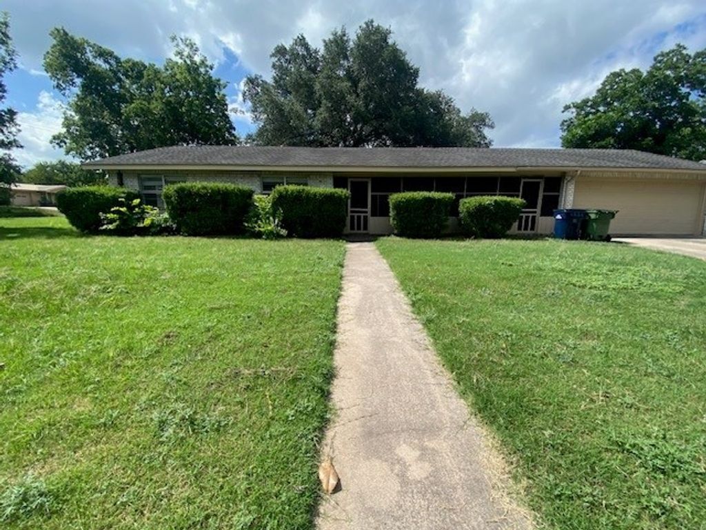 605 E Kerr Street E, Burnet