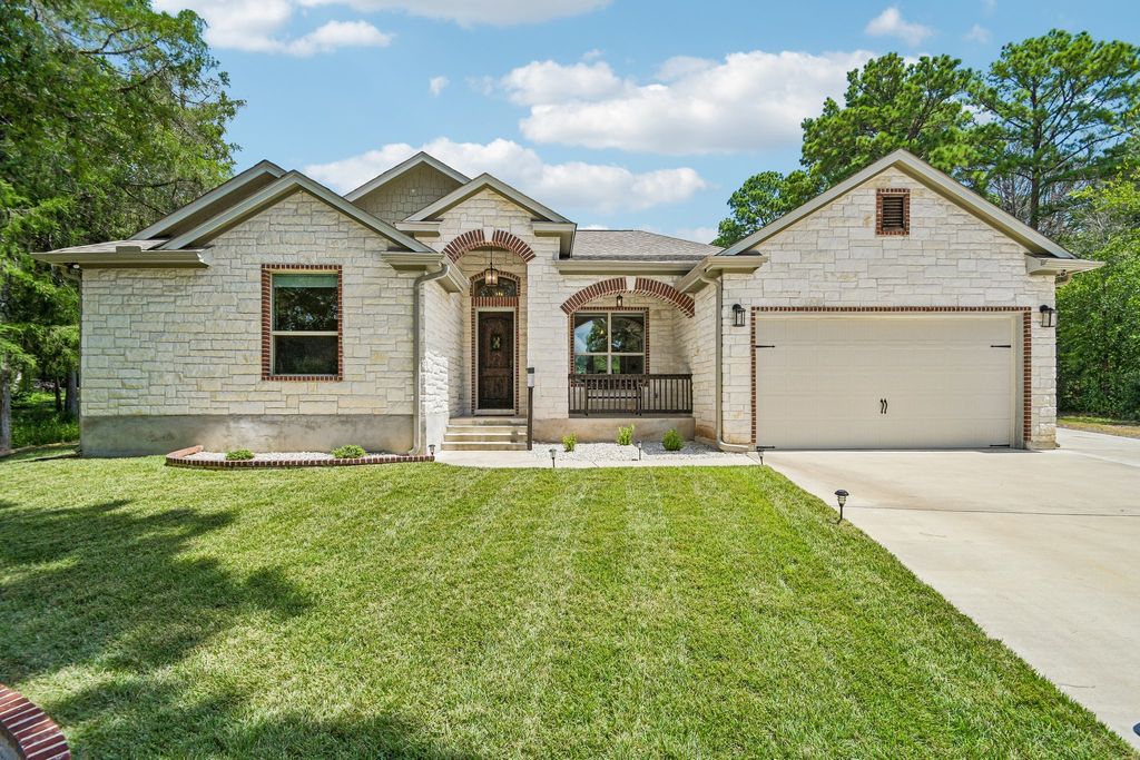 284 Moku Manu Drive, Bastrop