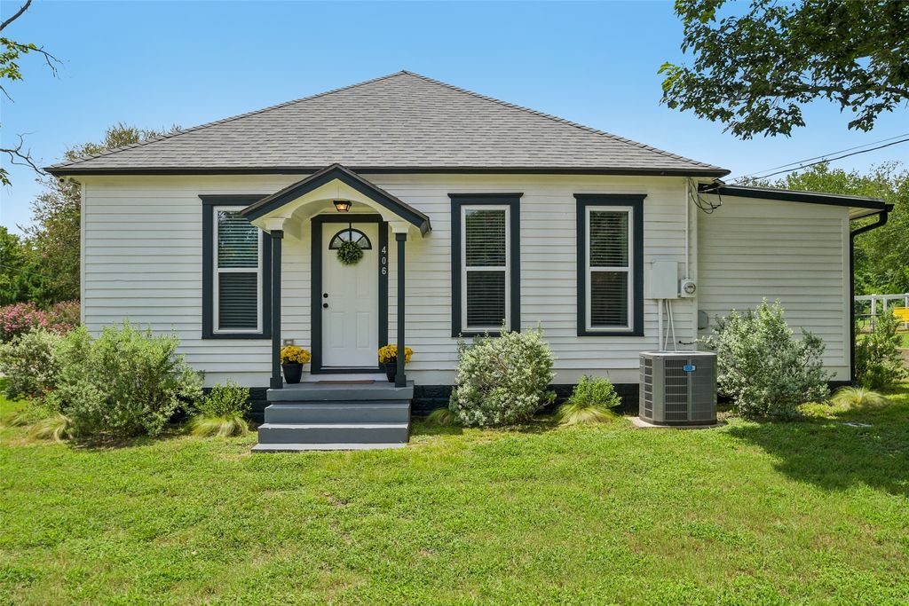 406 Live Oak Street, Smithville