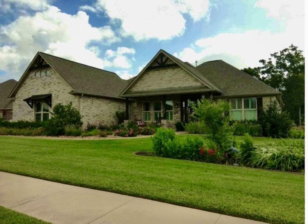 1910 Spanish Moss Drive, College Station