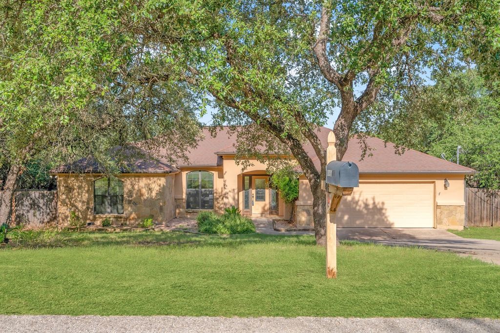 104 Cowal Drive N, Spicewood