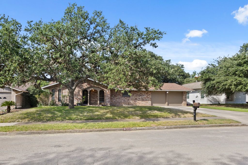 310 De Soto Drive, Universal City