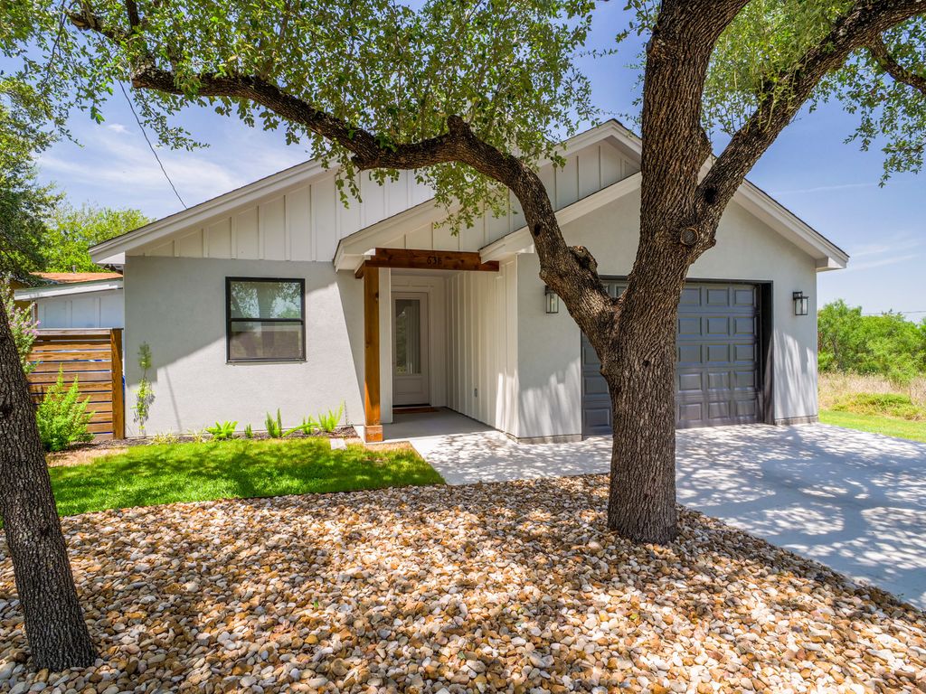 638 Oak Lane, Cottonwood Shores