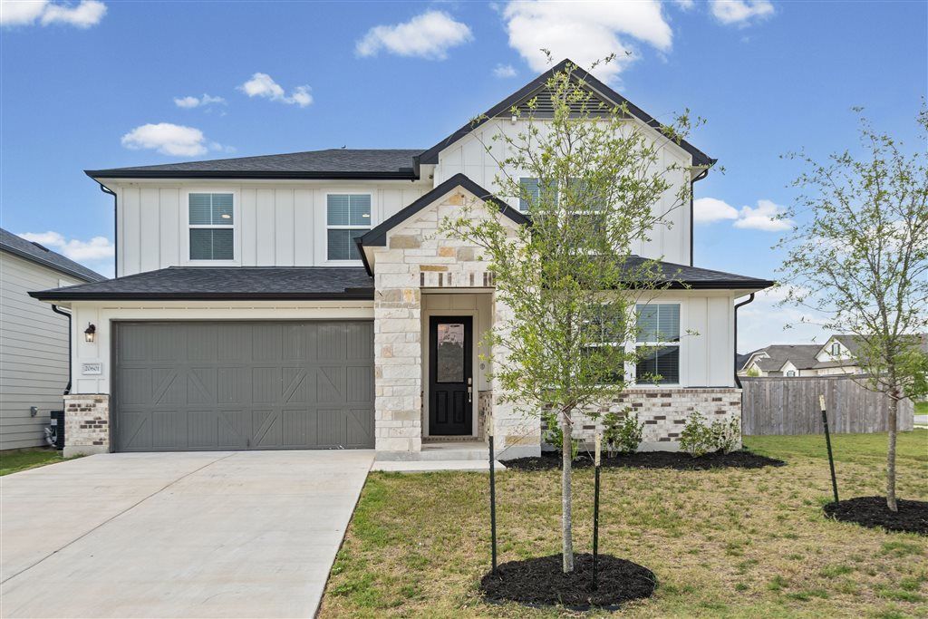 20601 Stelfox Street, Manor