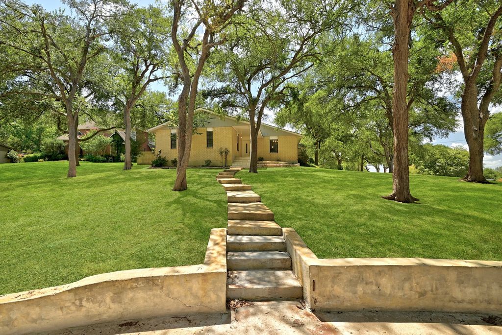 295 Oak Creek Circle, Luling