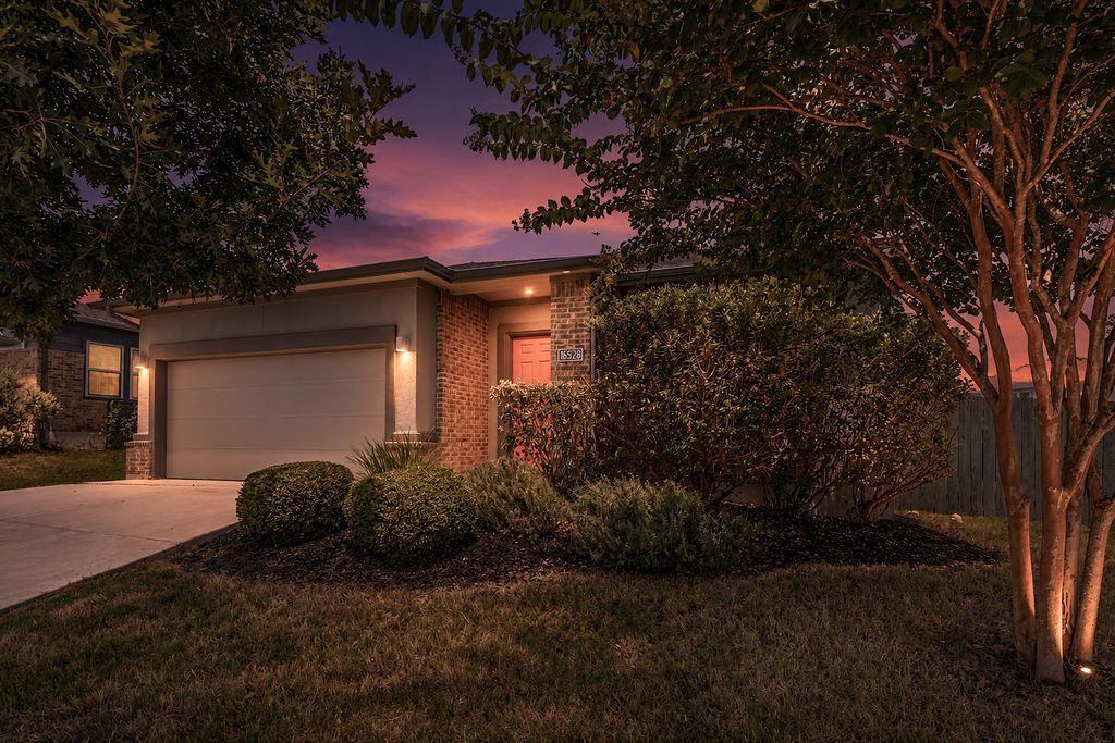 16528 Glimmering Road, Manor