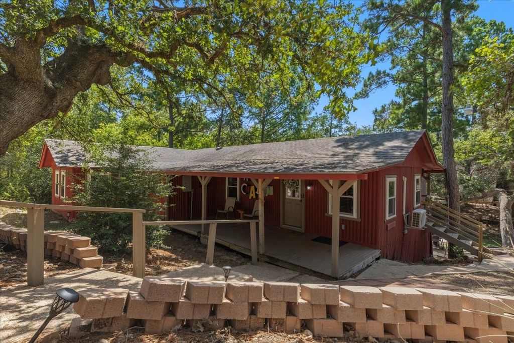 463 Clear Lake Drive, La Grange