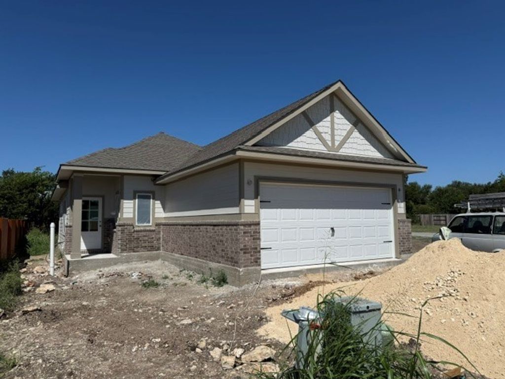 500 Gene Ray Avenue, Bertram