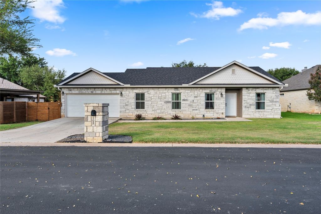 102 Fox Circle, Burnet