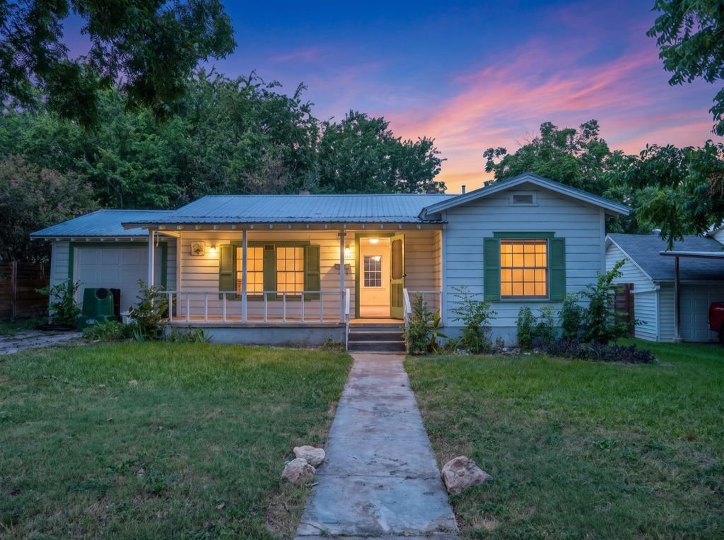 704 E Austin Avenue, Round Rock