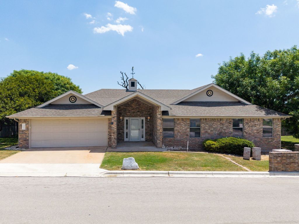 1204 Applewood Drive E, Burnet