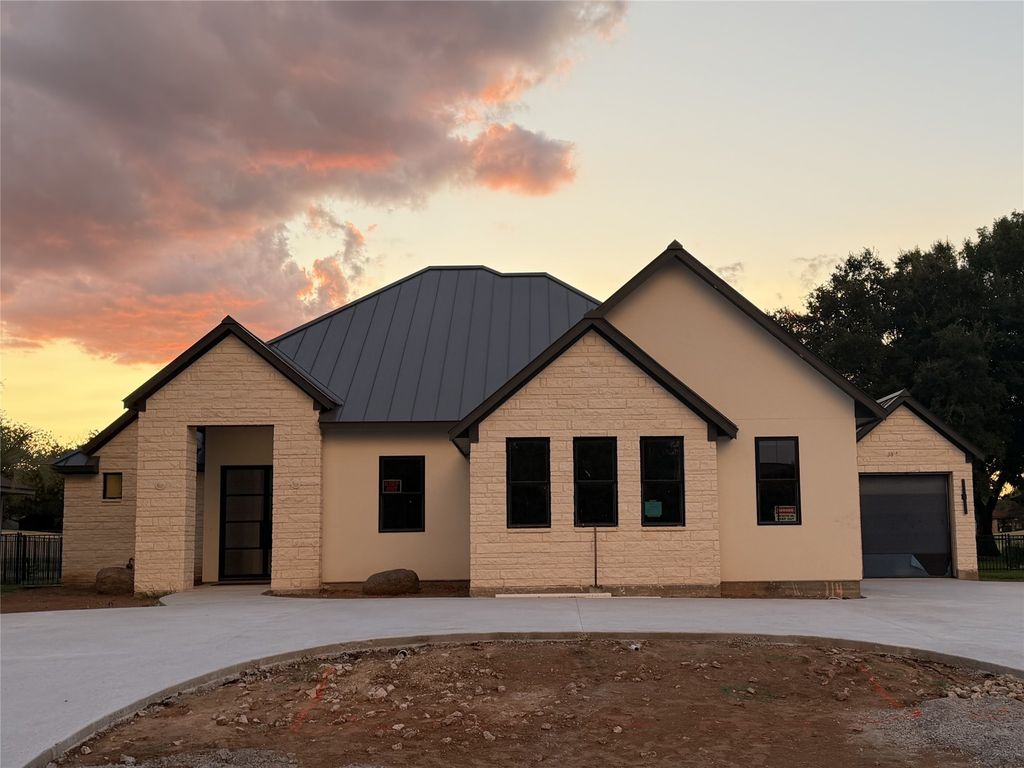 114 Meadowlakes Drive, Meadowlakes