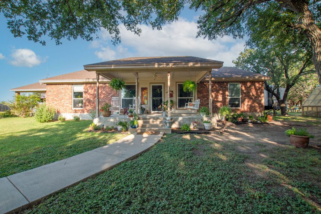 755 County Road 4390, Kempner