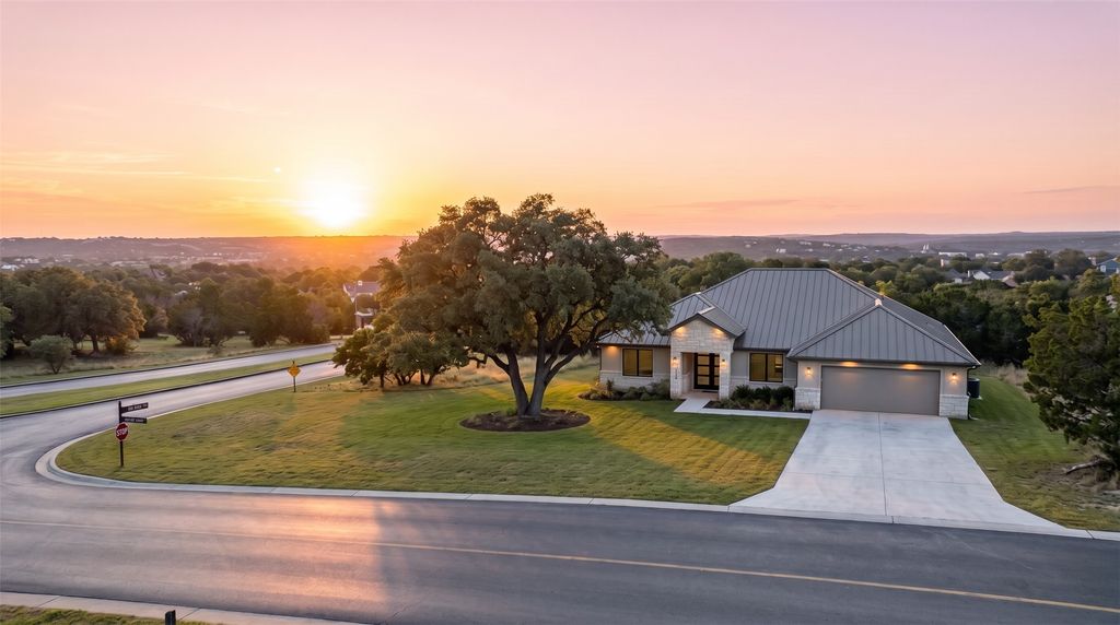 101 Broken Hills, Horseshoe Bay