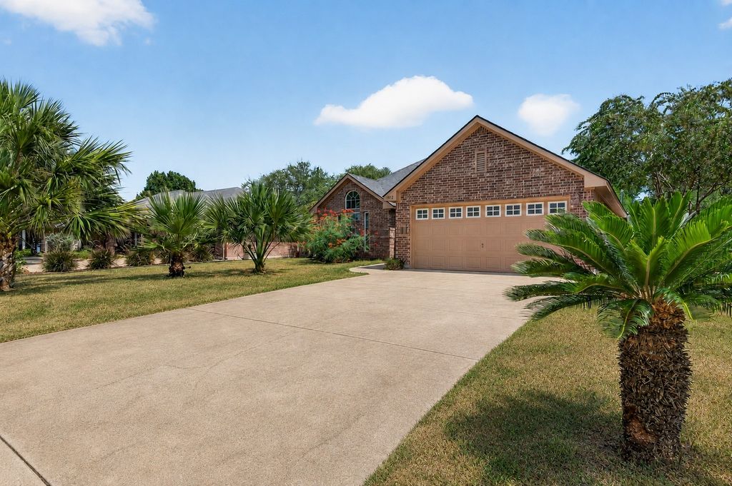 1512 Shadow Walk, Lockhart