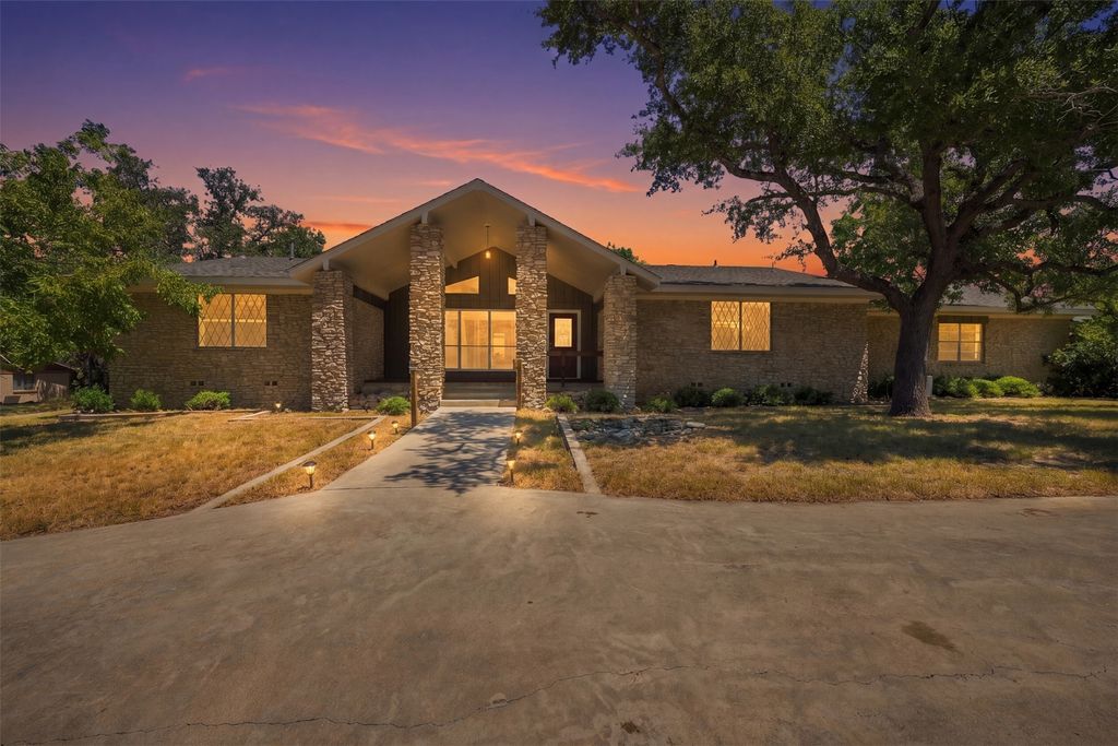 1103 S Willis Street, Lampasas