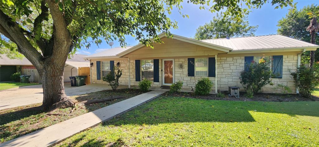 302 Julie Street, Burnet