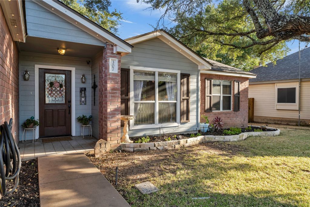 307 Fox Crossing, Burnet