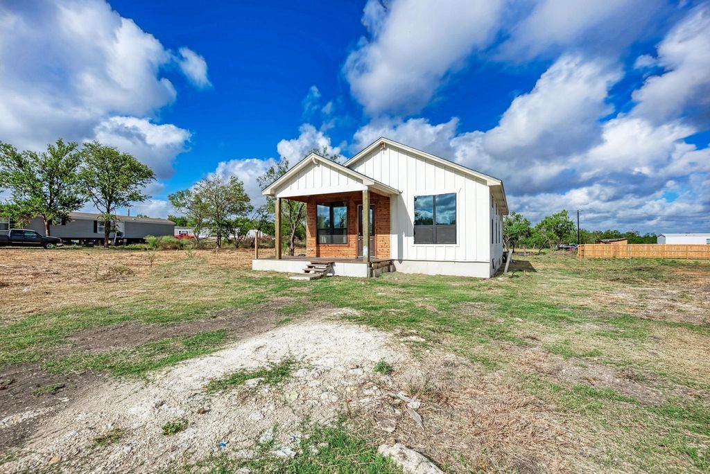 122 Los Fresnos Drive, Dale