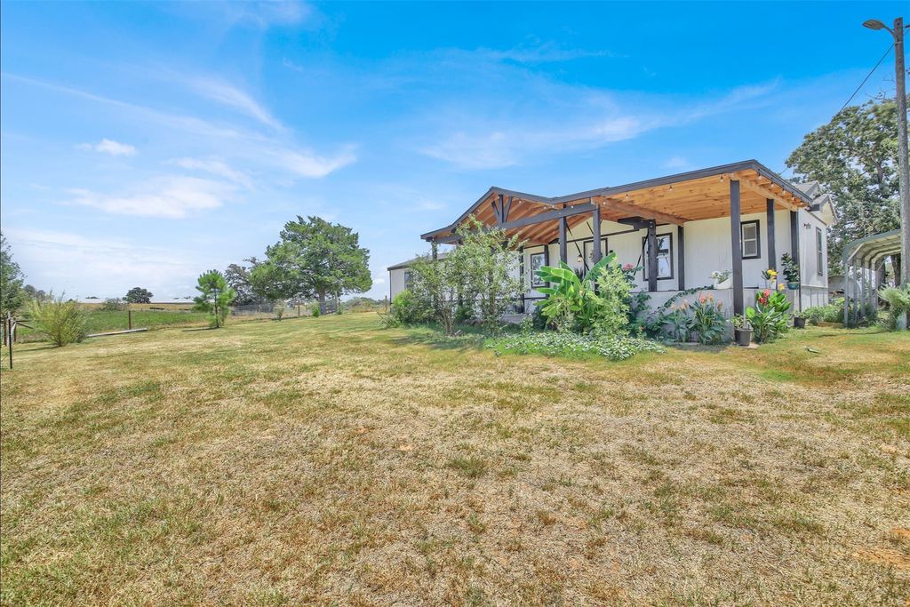 599 Rocky Lane, Luling