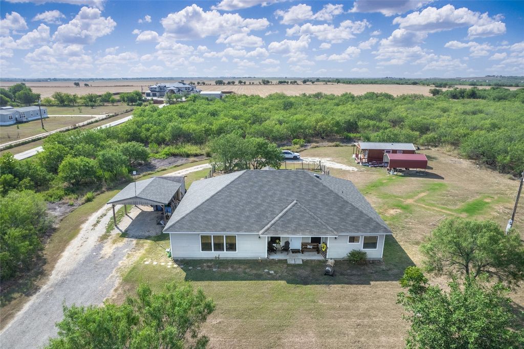 5734 Fm 621, Martindale