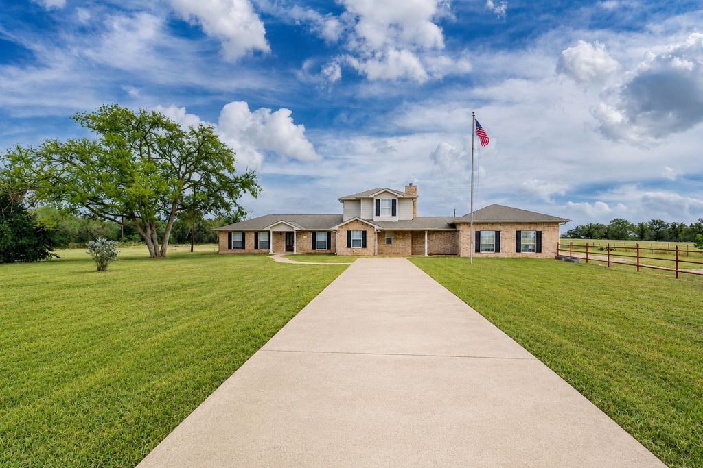 1506 Harwood Road, Luling