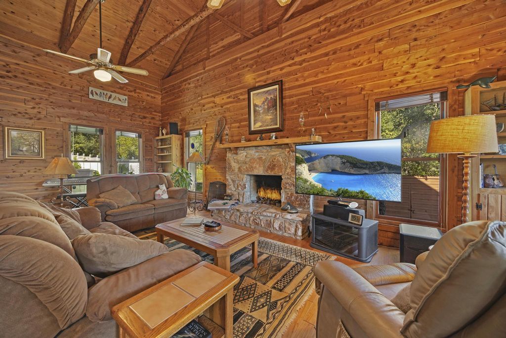 707 Cat Hollow Club Drive, Spicewood