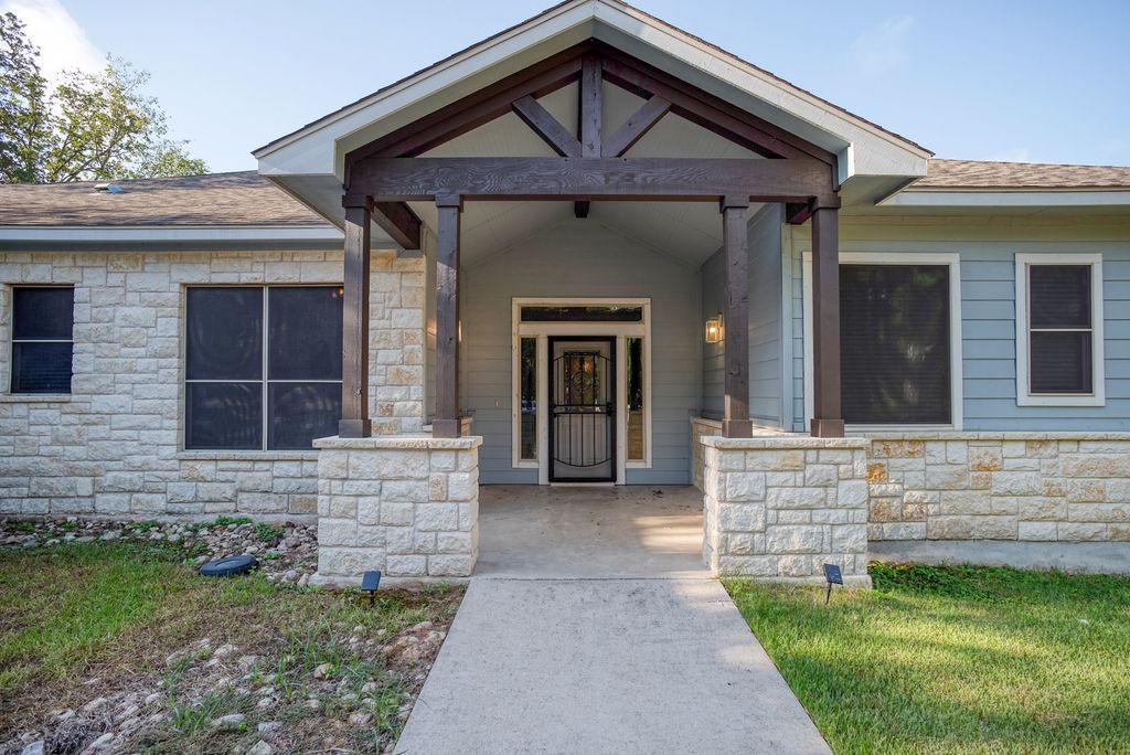 117 W Kamoi Court, Bastrop