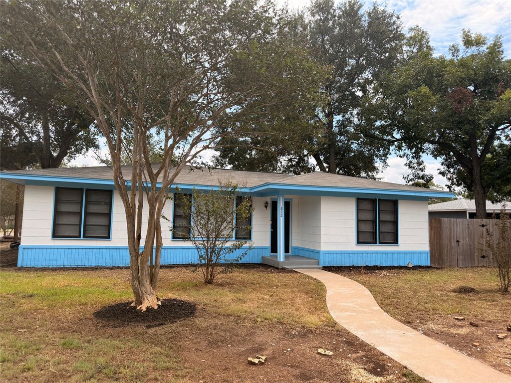 312 S Wilson Avenue, Giddings