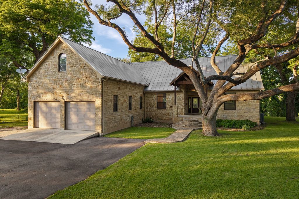 302 Guadalupe River Drive, Seguin