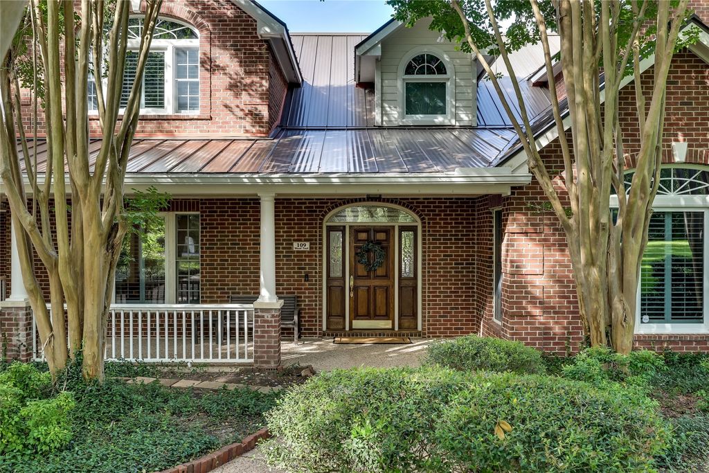 109 Wood Trail, West Lake Hills
