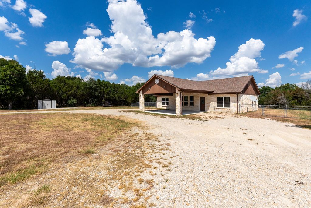 534 County Road 3081, Lampasas