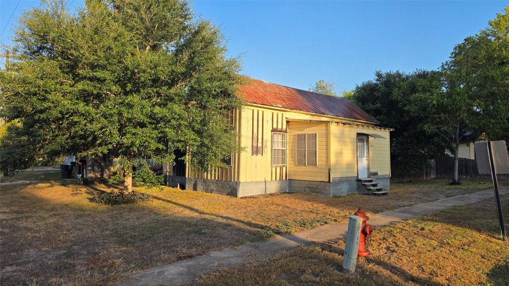 401 N Pecan Street, Moulton