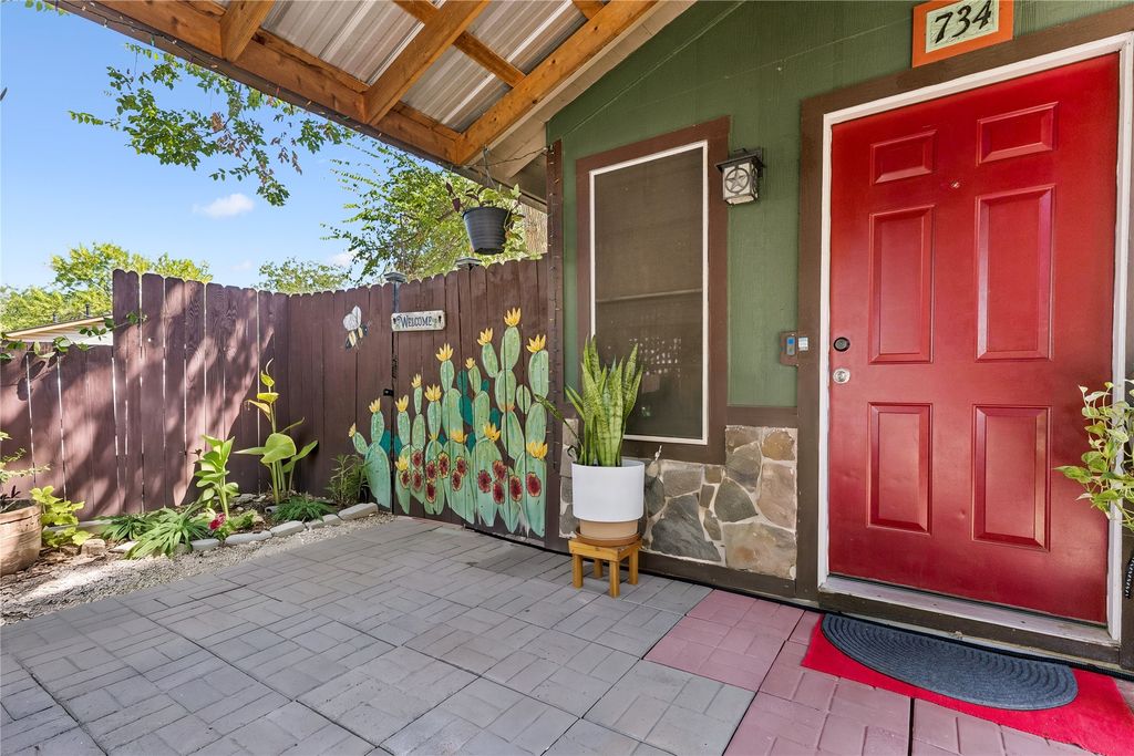 734 Neches Street, Lockhart