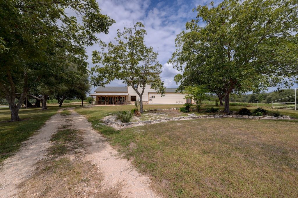 2410 Fm 1680, Moulton