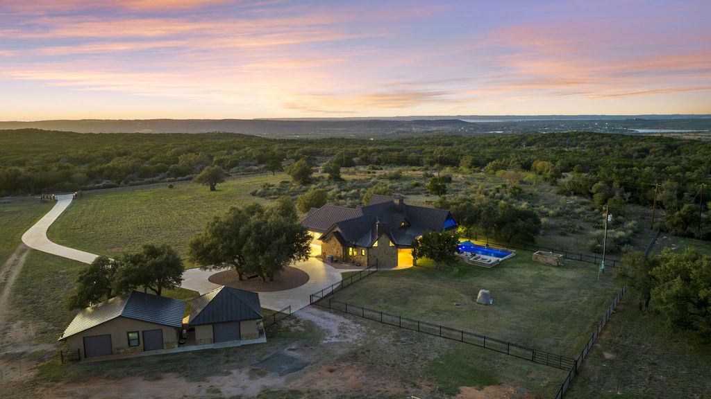 901 Crown Lane, Burnet