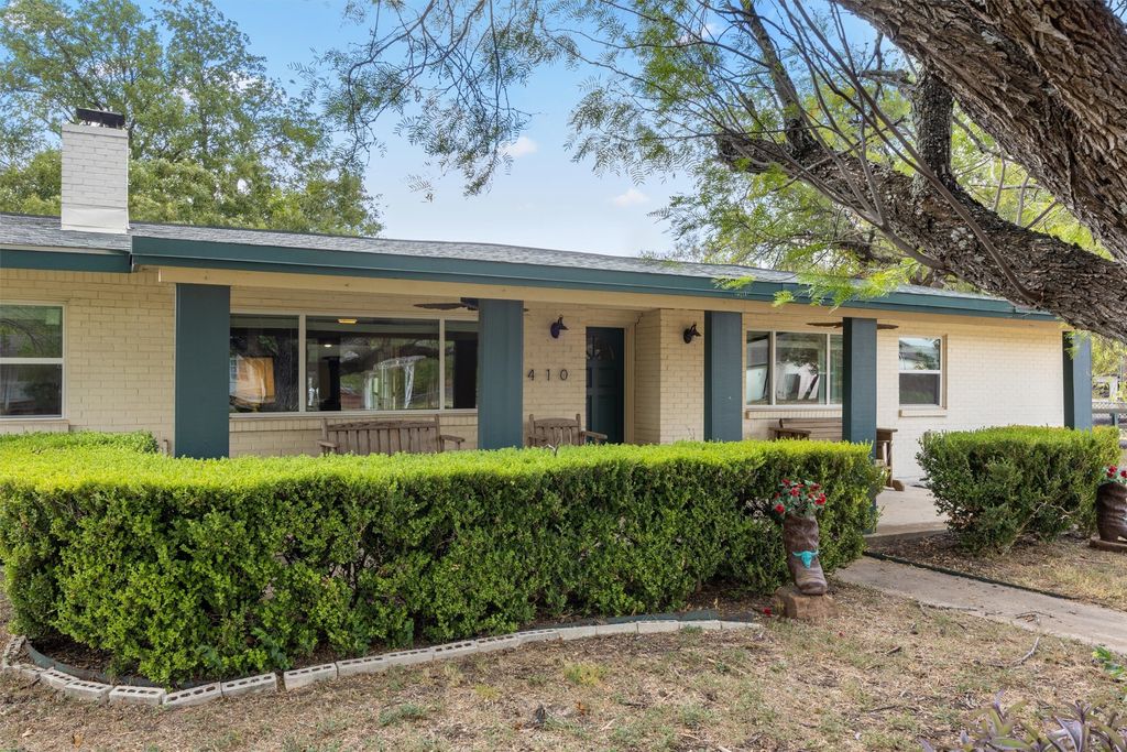 410 N Burnet Street, Manor