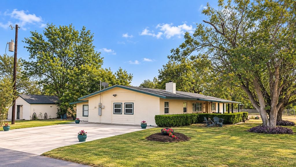 410 N Burnet Street, Manor