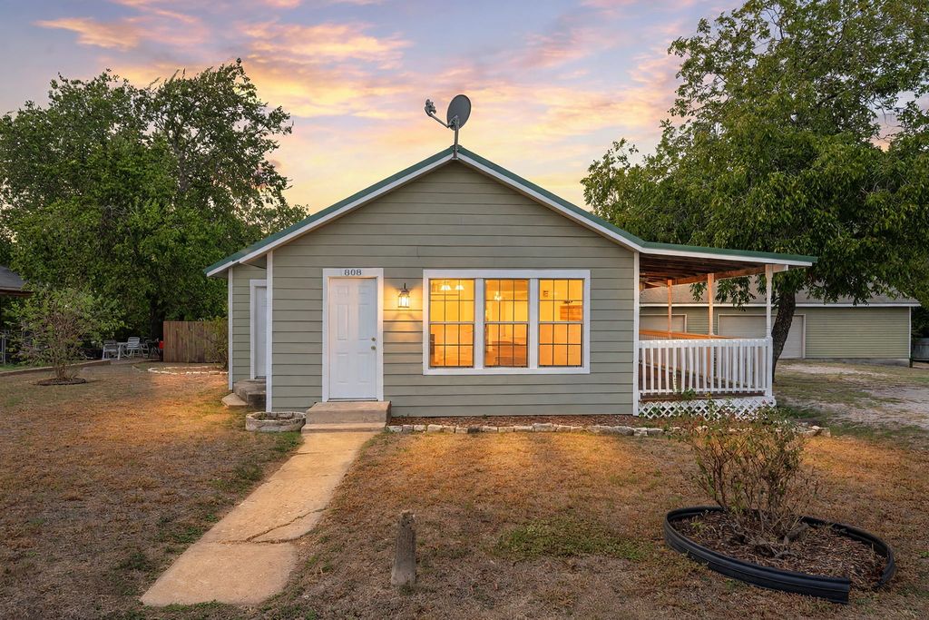 808 N Water Street, Burnet