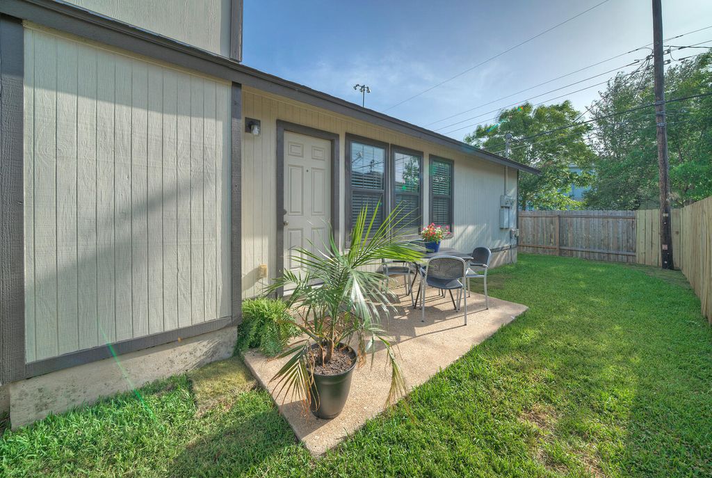 1004/1006 Hyridge Street, Round Rock