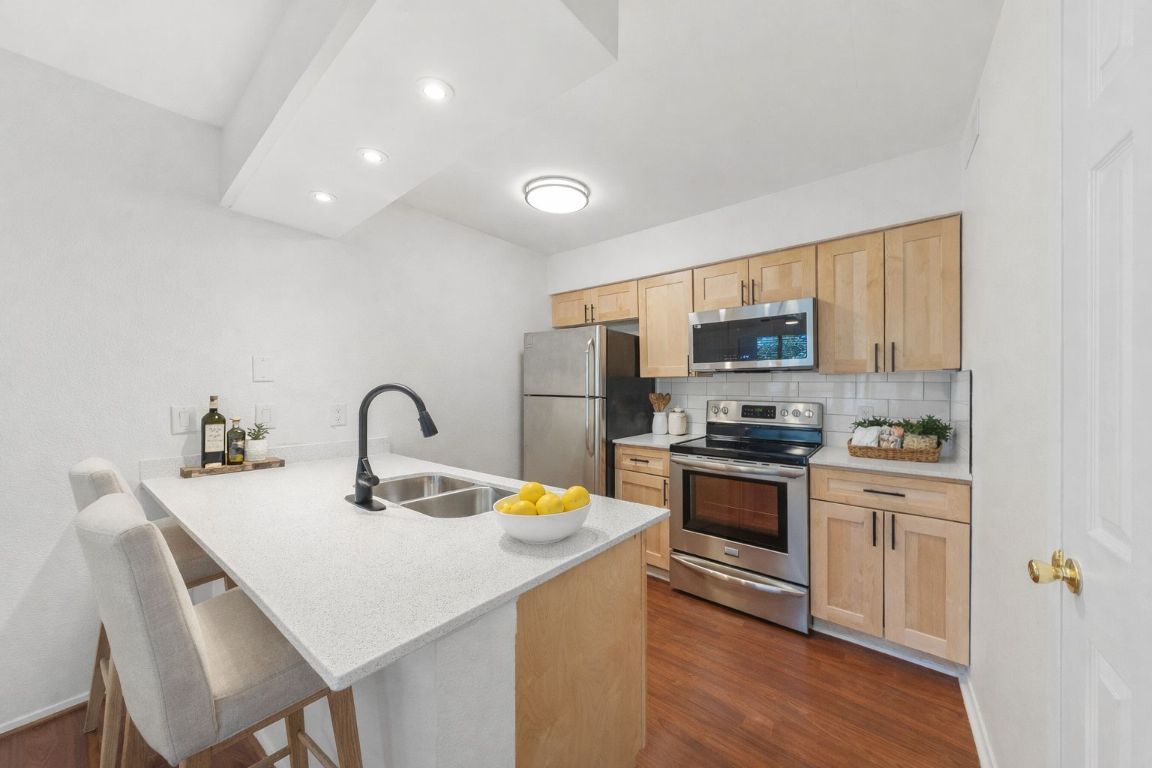 Photo of Listing #3302728